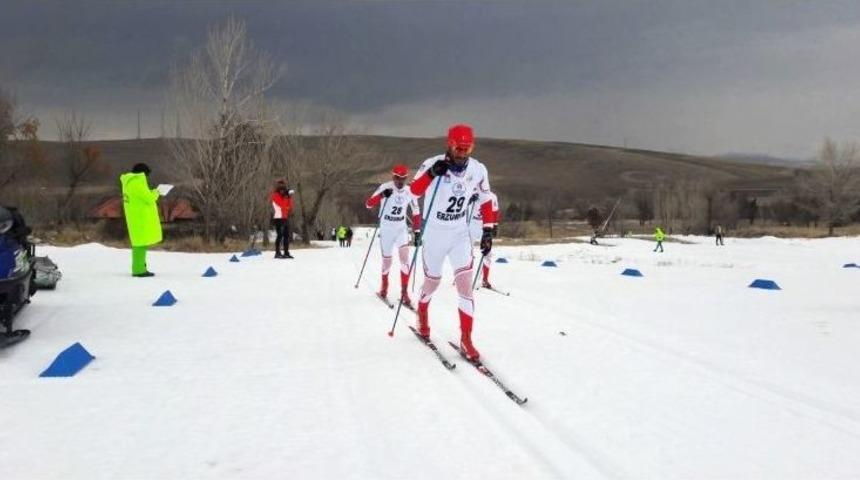 Vanlı Kayak&ccedil;ı &Ouml;mer Ay&ccedil;i&ccedil;ek İkinci Oldu