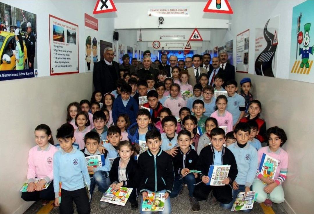 Jandarma Trafik Ter&ouml;r&uuml;ne Savaş A&ccedil;tı, Eğitime İlkokuldan Başladı