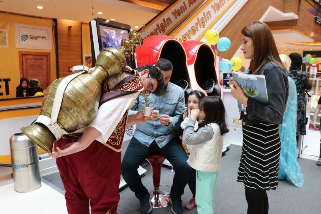 Liseli &Ouml;ğrenciler Osmanlı Şerbeti Yapıp Vatandaşlara İkram Etti