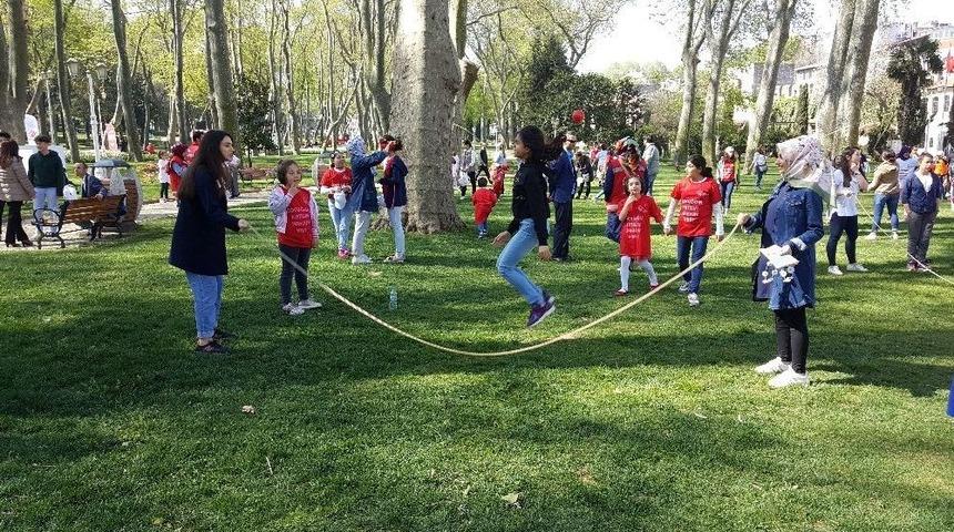 Bakan Kaya, Yetiştirme Yurdunda Kalan &Ccedil;ocuklarla Sokak Oyunları Oynadı