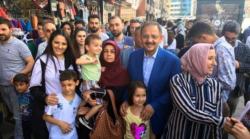 Bakan &Ouml;zhaseki Bayram Alışverişi Yapan Vatandaşlarla Buluştu