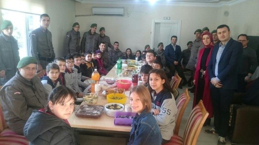 &Ouml;ğrenciler Asker Ağabeylerini Unutmadı