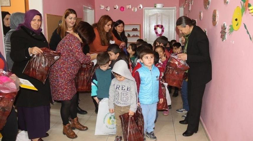 Başkan Akat &Ccedil;ocuklarla Yeni Yılı Kutladı