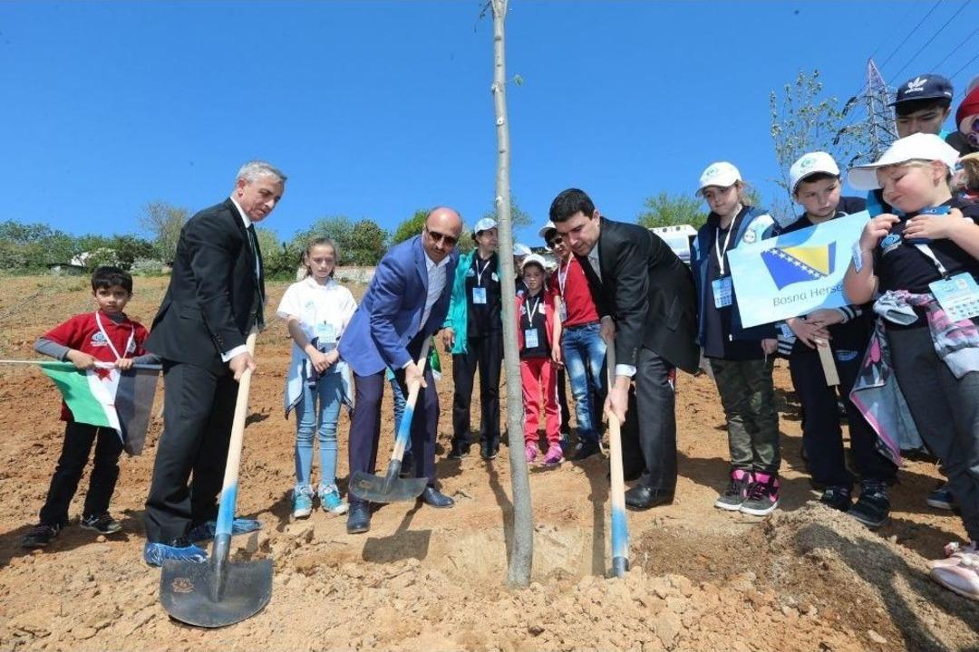 23 Nisan Etkinliklerinde D&uuml;nya Yetimleri Fidan Dikti