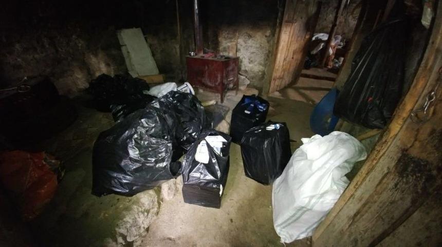 Polisten Ka&ccedil;arak Duvara &Ccedil;arptığı Aracından Ka&ccedil;ak Sigara &Ccedil;ıktı