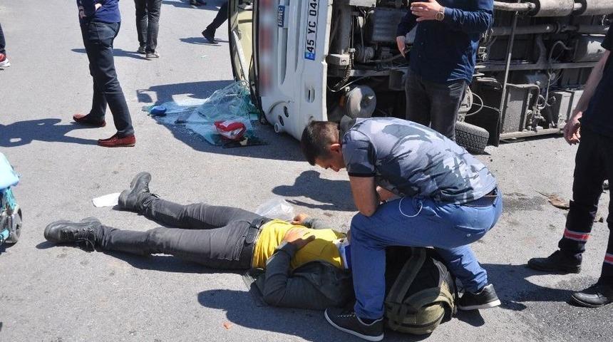 Manisa&rsquo;da Askerleri Taşıyan Midib&uuml;s Tırla &Ccedil;arpıştı: 25 Asker Yaralı