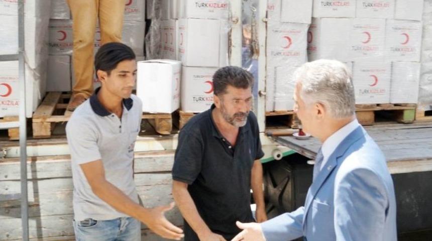 Mhp&rsquo;li B&uuml;y&uuml;kataman Ziyaret Ettiği Kızılay&rsquo;da Kolilerin Taşınmasına Yardım Etti