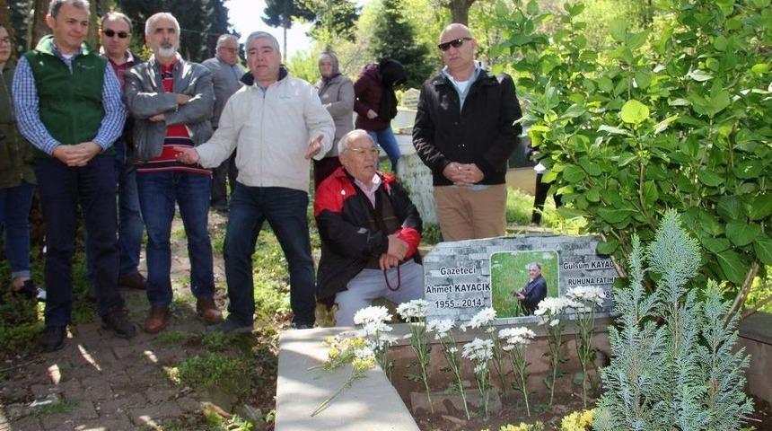 Gazeteci Ahmet Kayacık Mezarı Başında Anıldı