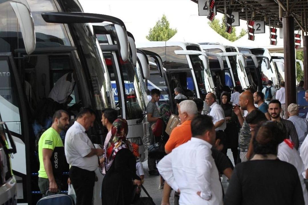 Konya Şehirler Arası Otob&uuml;s Terminalinde Bayram Yoğunluğu
