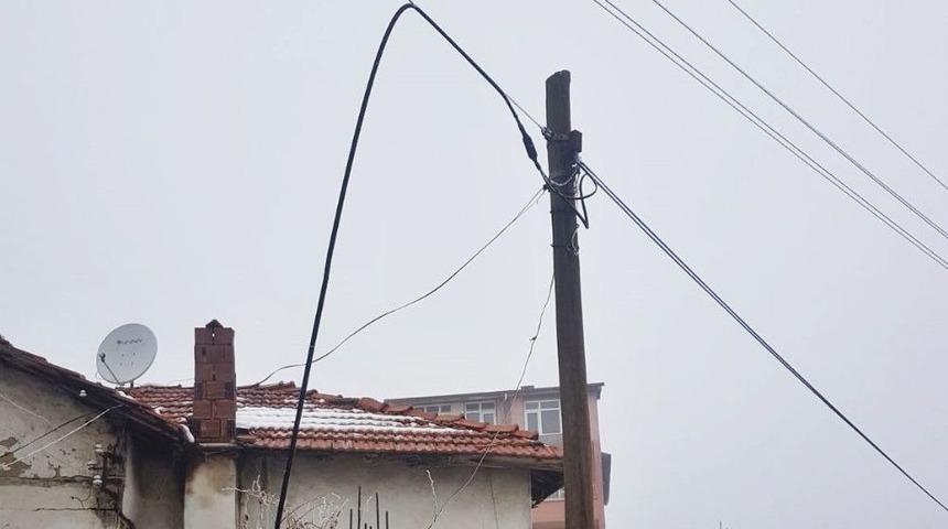 Direkteki Telefon Kablolarını Kesip Çaldılar