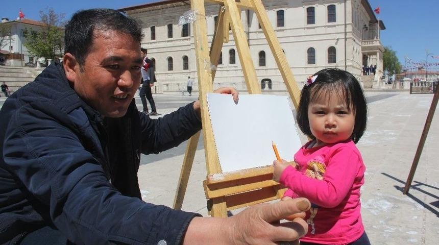 M&uuml;lteci &Ccedil;ocukların 23 Nisan Sevinci