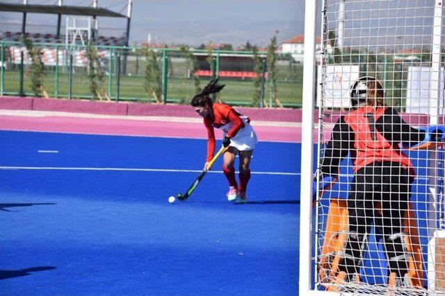 Gaziantep Polisg&uuml;c&uuml; Kadın Takımı Gol Olup Rakip Kalelere Yağıyor 1