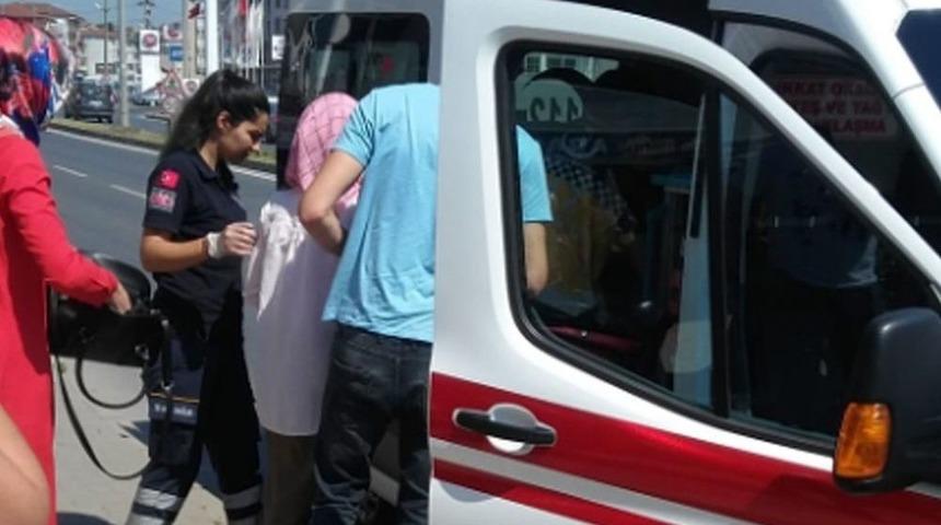 Yol Kenarındaki Otomobile &Ccedil;arptı: 2 Yaralı