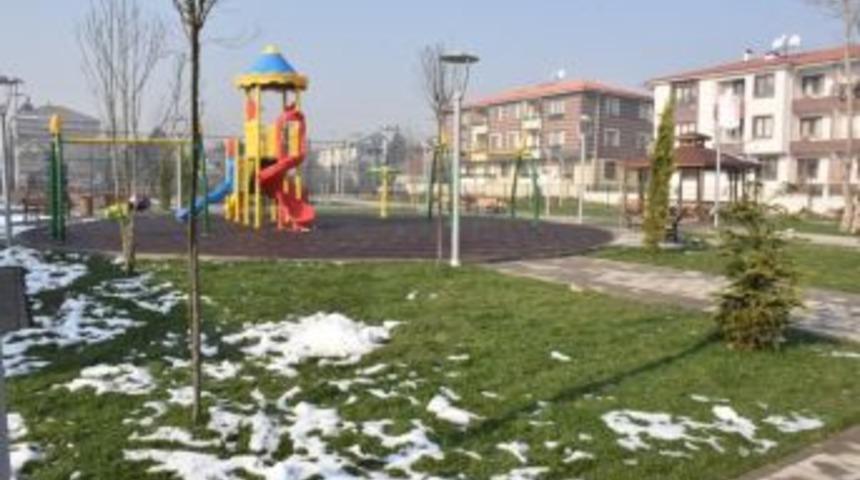 D&uuml;zce Belediyesi Mahallelerde Park Yapmaya Devam Ediyor