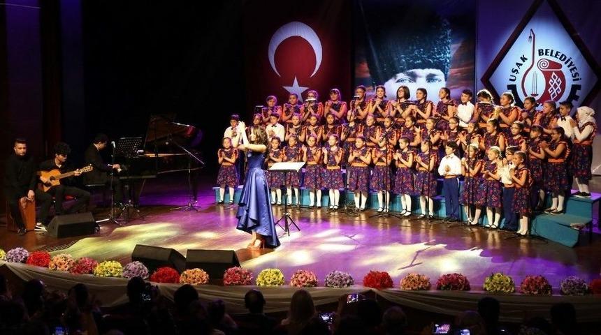 Uşak&rsquo;ta Miniklerin Tek Ses Olduğu Dev Konser Hayran Bıraktırdı