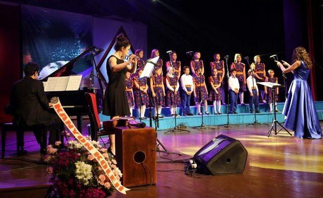 Uşak&rsquo;ta Miniklerin Tek Ses Olduğu Dev Konser Hayran Bıraktırdı 1