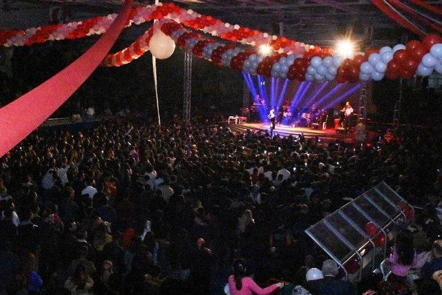 Kurtuluş Konserinde Demet Akalın Rüzgarı Esti