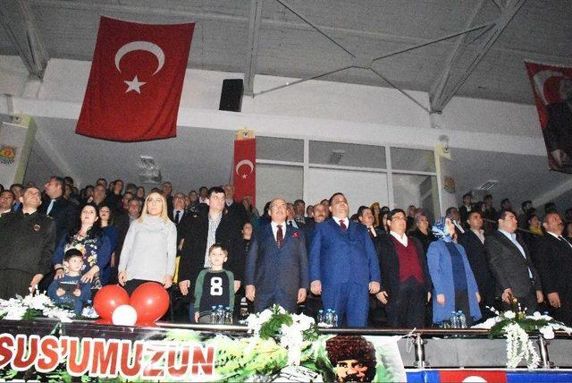 Kurtuluş Konserinde Demet Akalın Rüzgarı Esti