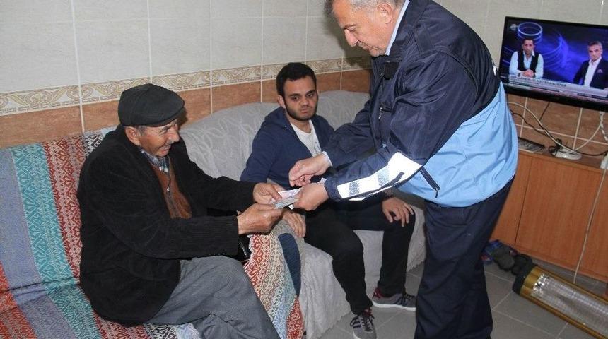 D&uuml;ş&uuml;rd&uuml;ğ&uuml; Emekli Maaşına Anons Yaptırmak İ&ccedil;in Gittiği Belediyede Kavuştu