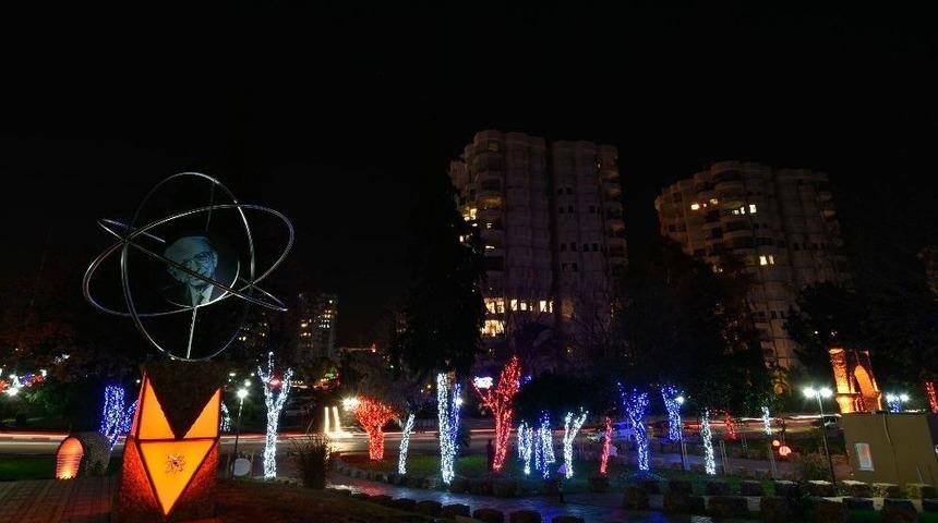 Muratpaşa&rsquo;da Yeni Yılın Rengi Kırmızı - Beyaz