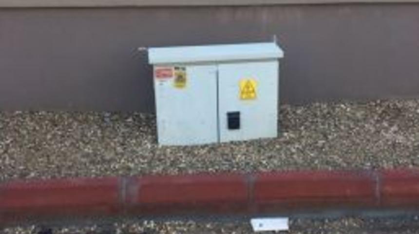 Yarısı Kaldırıma G&ouml;m&uuml;l&uuml; Elektrik Trafosu G&ouml;renleri Şaşırttı