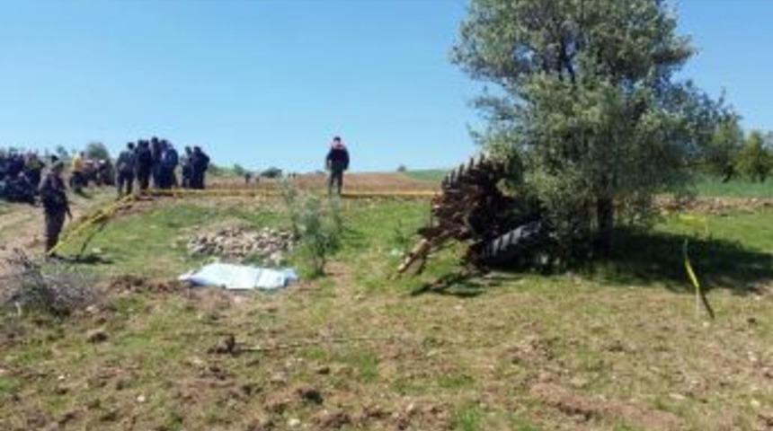 Tarla S&uuml;rerken Trakt&ouml;rden D&uuml;şerek &Ouml;ld&uuml;