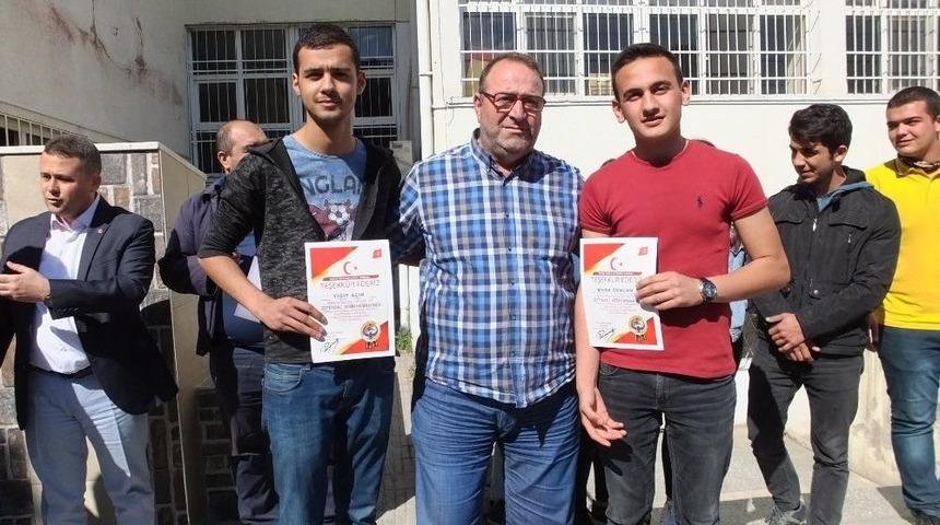 Burhaniye&rsquo;de Yardımsever Liselilere Teşekk&uuml;r Belgesi