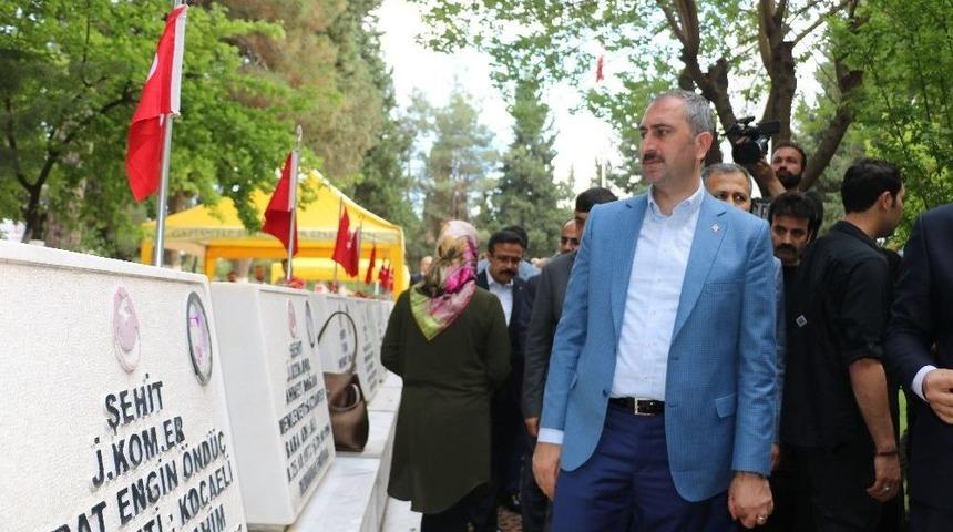 Bakan Gül Şehitliği Ziyaret Etti