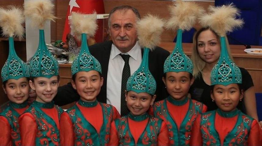 Kazak Ve Kırgız &Ccedil;ocuklar Başkan Yılmaz&rsquo;ı Ziyaret Etti