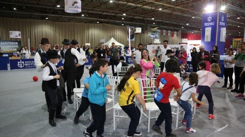 D&uuml;nya &Ccedil;ocukları Geleneksel T&uuml;rk Oyunları İle Eğleniyor