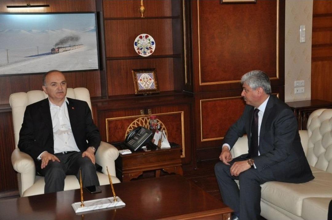 Bakan Faruk &Ouml;zl&uuml;&rsquo;den, Karslılara Bilim Teknoloji Merkezi Ve Teknik Koleji M&uuml;jdesi