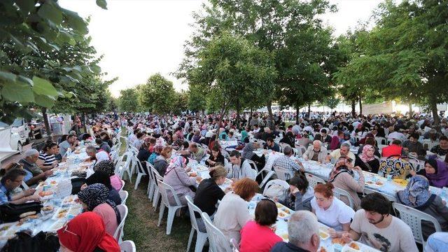 Başiskele Sahili’nde 120 Bin Kişi Oruç Açtı