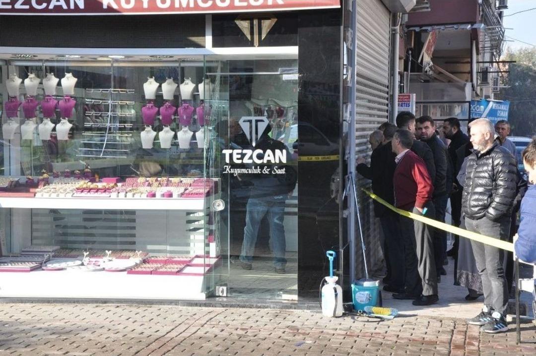 İzmir&rsquo;de Kuyumcuyu Vuran Zanlılardan Biri Yakalandı