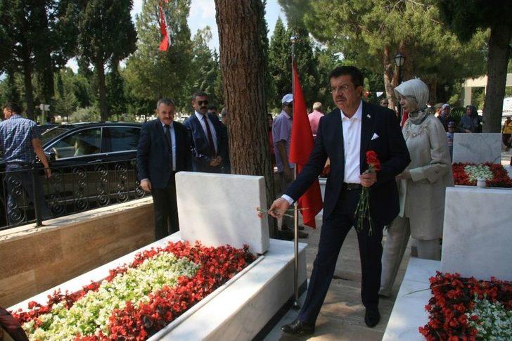 Bakan Zeybekci Şehitliği Ziyaret Etti G5