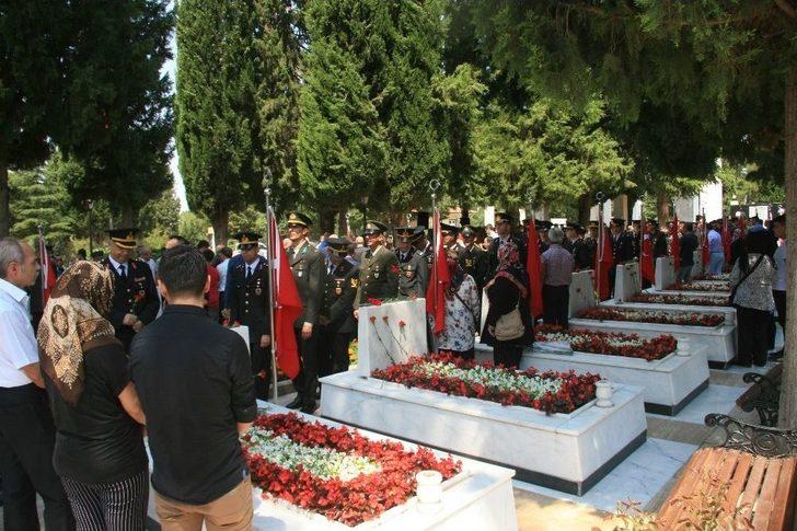 Bakan Zeybekci Şehitliği Ziyaret Etti G1