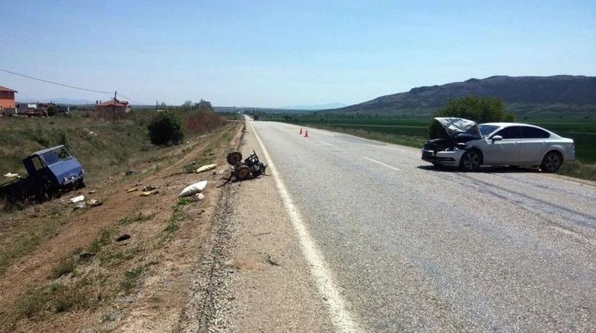 Otomobil, Pat Pata &Ccedil;arptı: 3 Yaralı