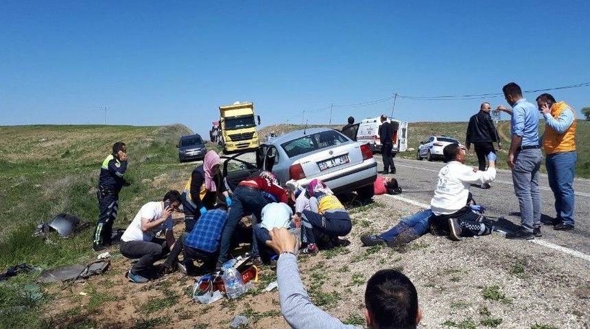 Kırşehir&rsquo;e D&uuml;ğ&uuml;n Yolunda Kaza: 10 Yaralı