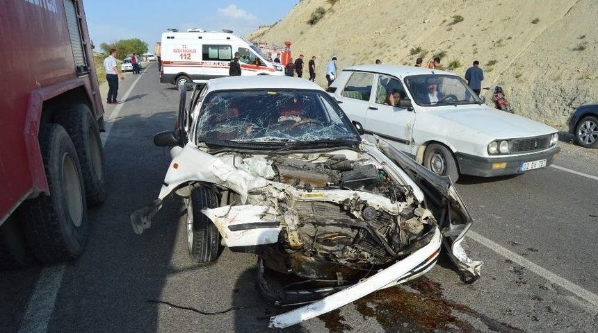 İki Otomobil Kafa Kafaya &Ccedil;arpıştı: 10 Yaralı