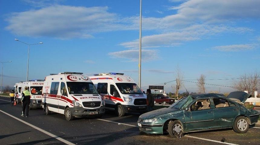 Manisa&rsquo;da Otomobil Takla Attı: 6 Yaralı