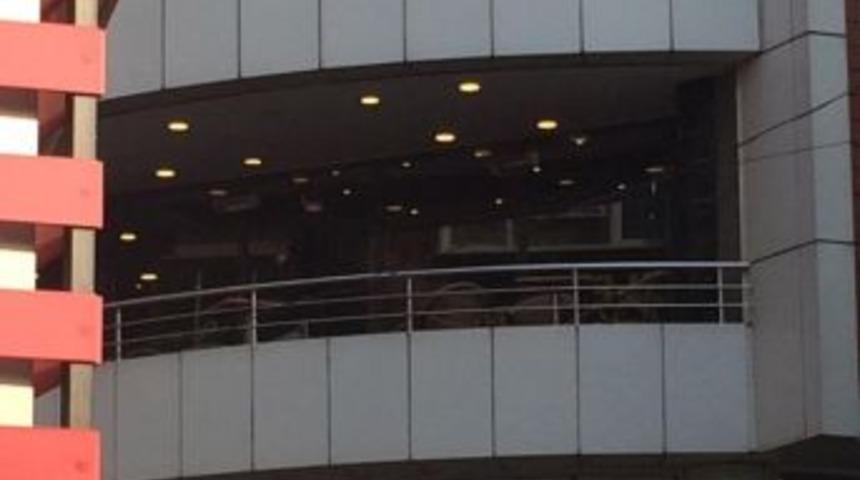 Trabzon&rsquo;da Pompalı T&uuml;fekle Bir Restorana Giren Şahıs Ateş Ederek Korkuya Neden Oluyor