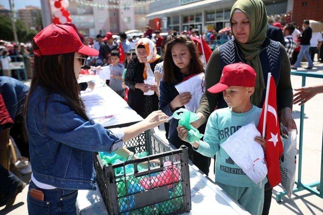 Binlerce &Ccedil;ocuk Topa&ccedil; Şenliğinde Buluştu