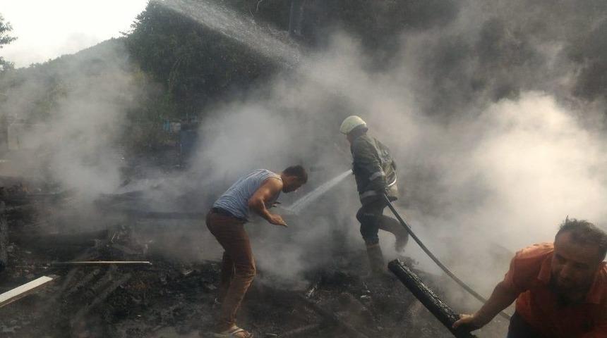 Alaplı&rsquo;da Erzak Deposu Yandı