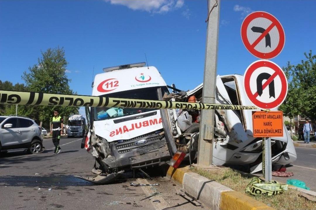 Adıyaman&rsquo;da Ambulansın Da Karıştığı Zincirleme Kaza: 5 Yaralı