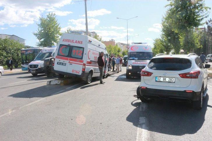 Adıyaman’da Ambulansın Da Karıştığı Zincirleme Kaza: 5 Yaralı G2