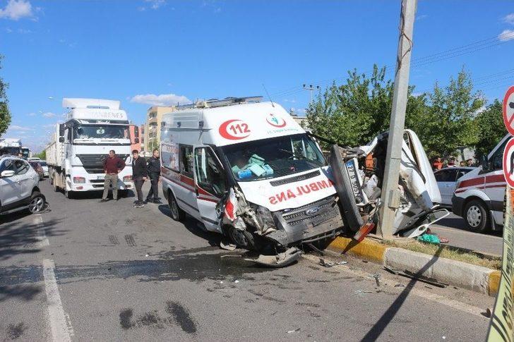 Adıyaman’da Ambulansın Da Karıştığı Zincirleme Kaza: 5 Yaralı G4