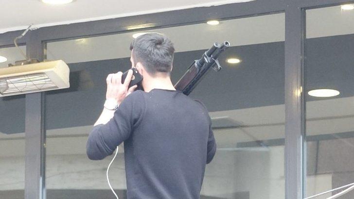 Trabzon’da Pompalı Tüfekli Şahıs İkna Edilmeye Çalışılıyor G2