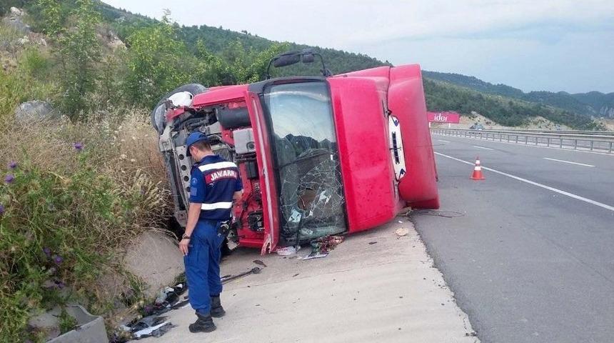 Bariyerlere &Ccedil;arpan Tır Devrildi, S&uuml;r&uuml;c&uuml; &Ouml;ld&uuml;