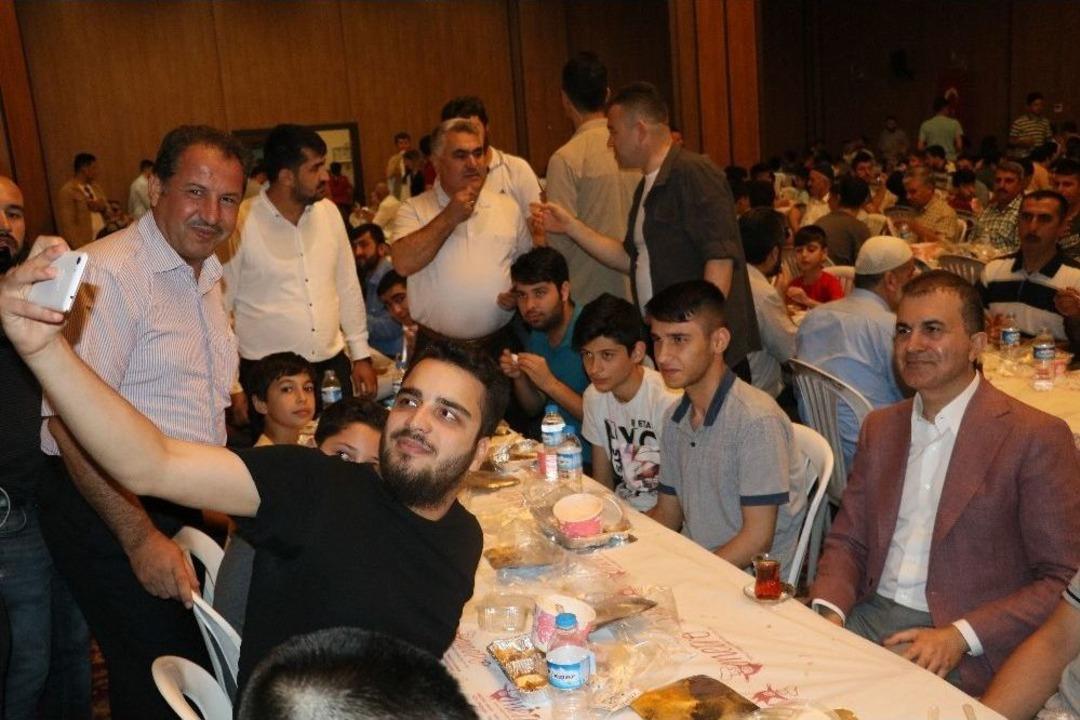 Bakan &Ccedil;elik, İftar Sofrasında Gen&ccedil;lerle Buluştu