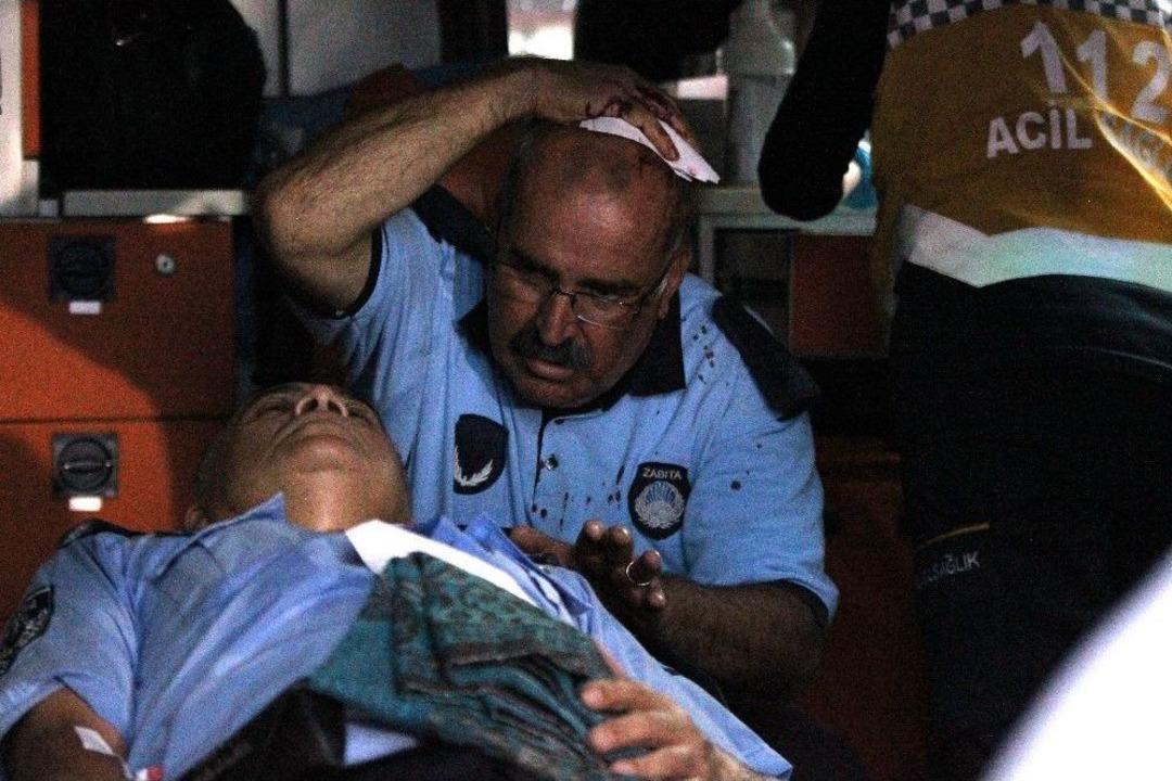 Seyyar Satıcılar Zabıtalara Saldırdı, 1&rsquo;i Bı&ccedil;akla 2 Zabıta Yaralandı