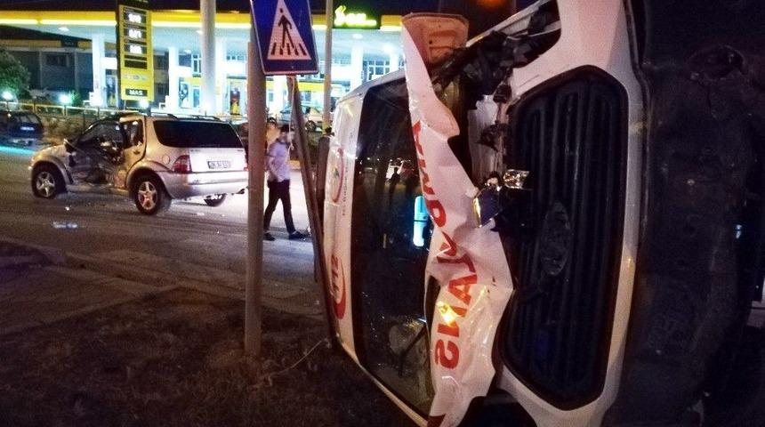 Hatay&rsquo;da Ambulansla Otomobil &Ccedil;arpıştı: 5 Yaralı